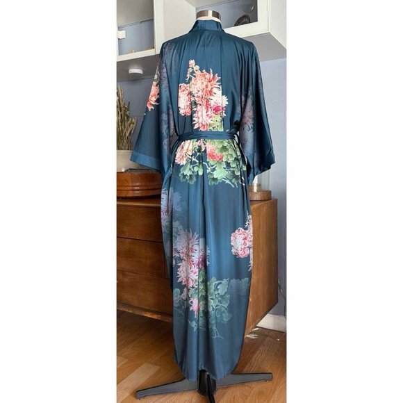 Kim + Ono Coral Chrysanthemum Long Kimono Robe Blue Floral One size - Picture 4 of 8